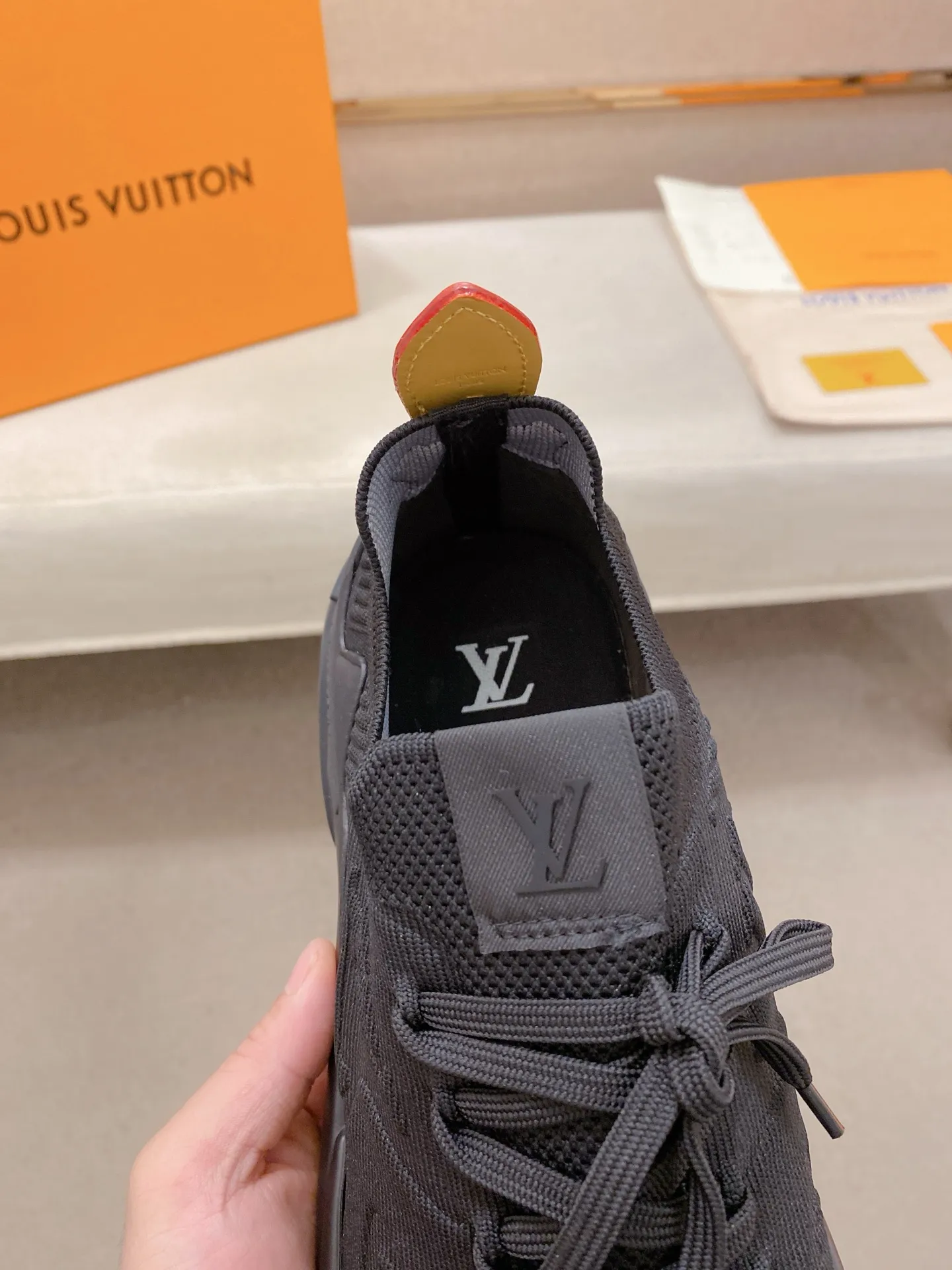Men's Men's Shoes💰: 620💰The high version of the LV Runner Tatic sneakers are made of a whole piece of technical knitting to create an easy-to-take-on design, and are trimmed with cow leather to outline the upper. The LV logo on the side creates a dynamic feel among the textures, and the leather back strap is shaped like the handle fasteners in the Louis Vuitton leather goods collection. Mixed materials Laces Louis Vuitton accents Rubber outsole with Vuitton logo Size 39-44 Customizable 38.45.46
